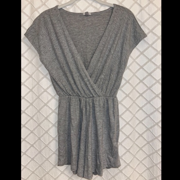 Grey rubbed v neck romper - Picture 2 of 4